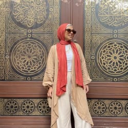 Flowy cardigan in cafe 