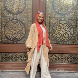 Flowy cardigan in cafe 