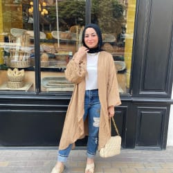 Flowy cardigan in cafe 