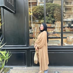 Flowy cardigan in cafe 