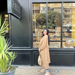 Flowy cardigan in cafe 