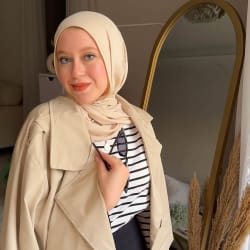Cropped trench coat in beige