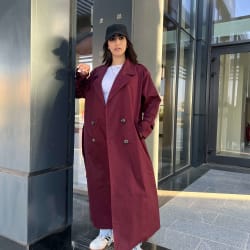 Trench coat in burgundy 