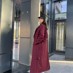 Trench coat in burgundy 