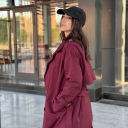 Trench coat in burgundy 