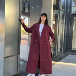 Trench coat in burgundy 