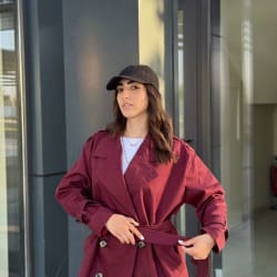 Trench coat in burgundy 