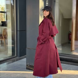 Trench coat in burgundy 