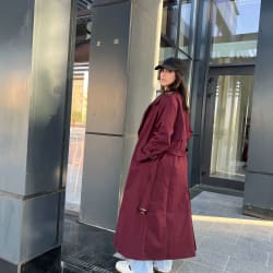 Trench coat in burgundy 