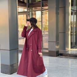 Trench coat in burgundy 