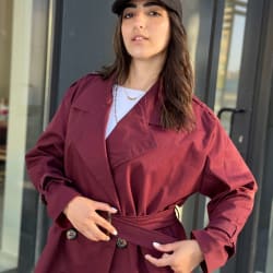 Trench coat in burgundy 