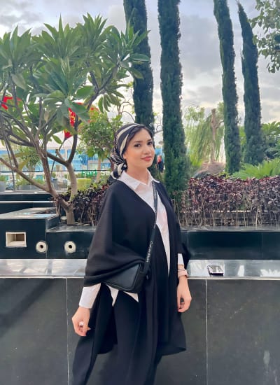 lissa cape in black Image