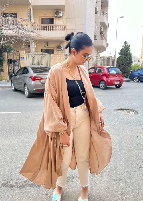 Flowy cardigan in cafe 