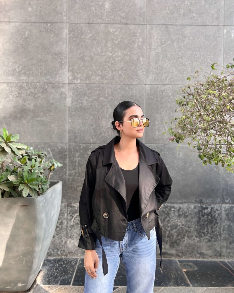 Cropped trench coat in black