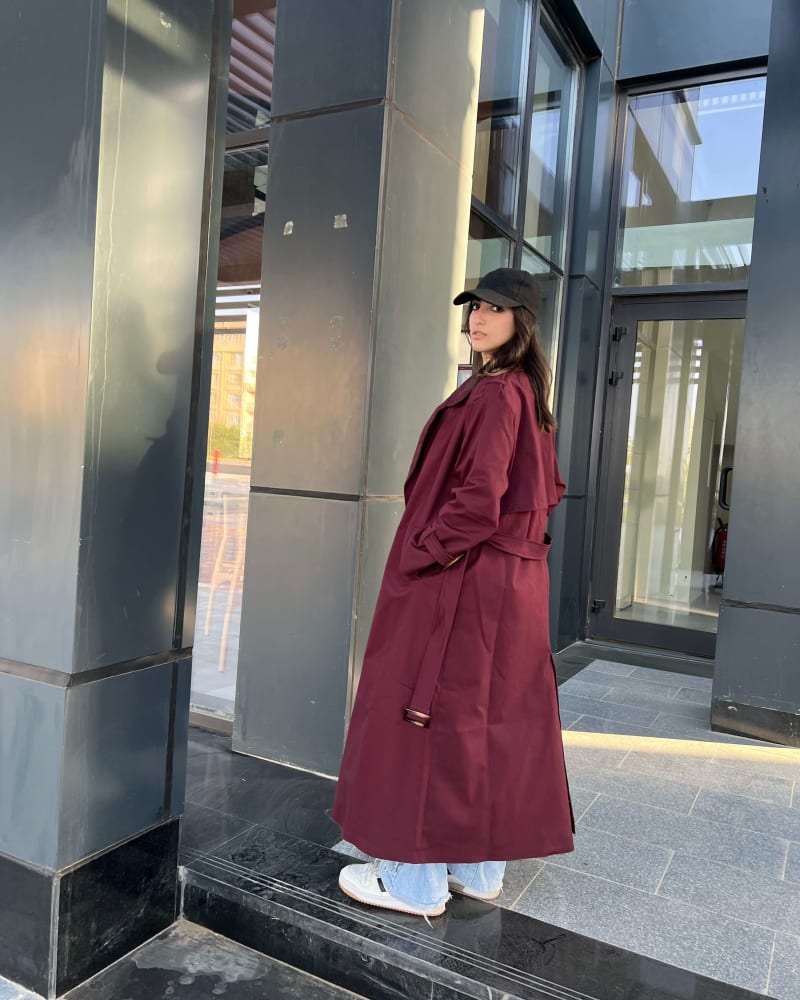Trench coat in burgundy 
