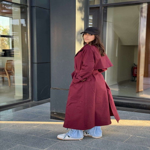 Trench coat in burgundy 