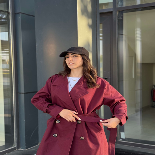 Trench coat in burgundy 