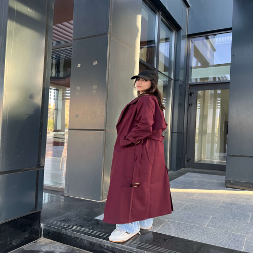 Trench coat in burgundy 