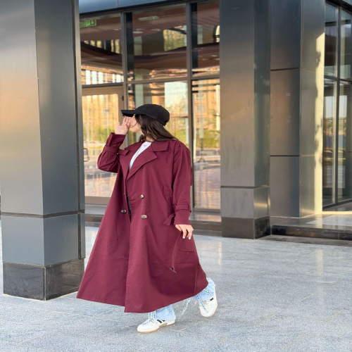 Trench coat in burgundy 