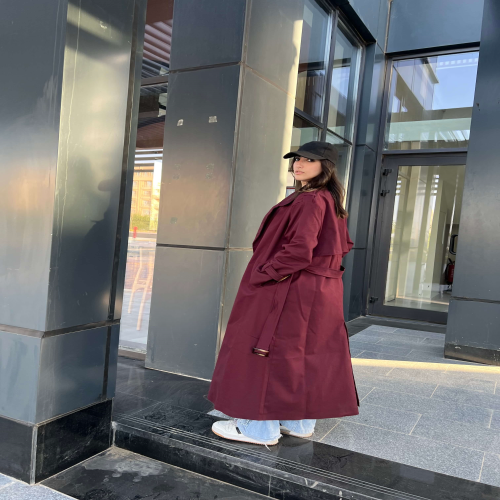 Trench coat in burgundy 