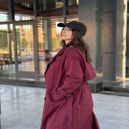 Trench coat in burgundy 