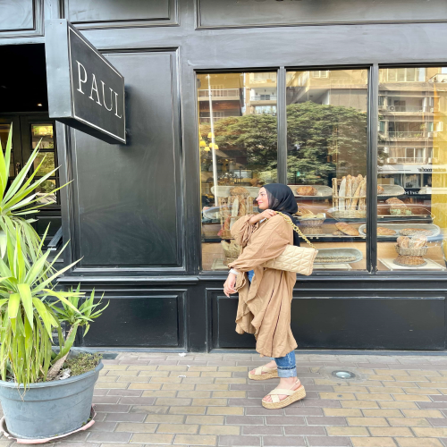 Flowy cardigan in cafe 